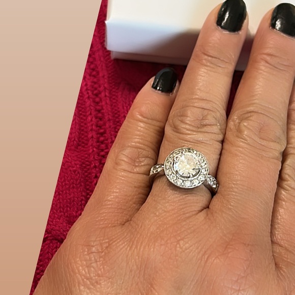 Elegant Sterling Silver Ring with Clear Stones. Size 8.25 - Picture 4 of 6